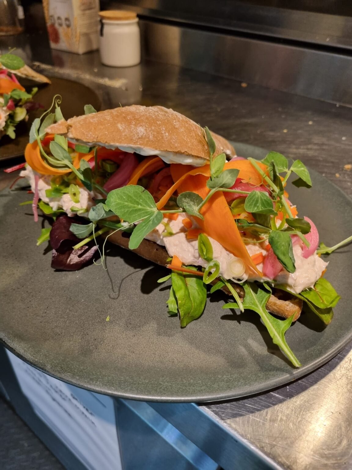 Sandwich og salater m/hjemmelavet fyld og andre specialiteter.