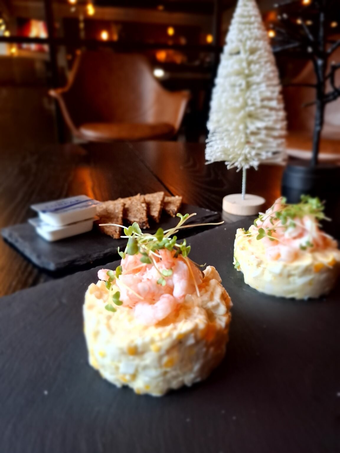 Æggesalat, toppet med rejer til nybagt rugbrød
