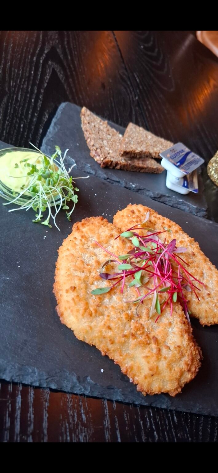 Ovnbagt fiskefilet m/nybagt rugbrød og remoulade