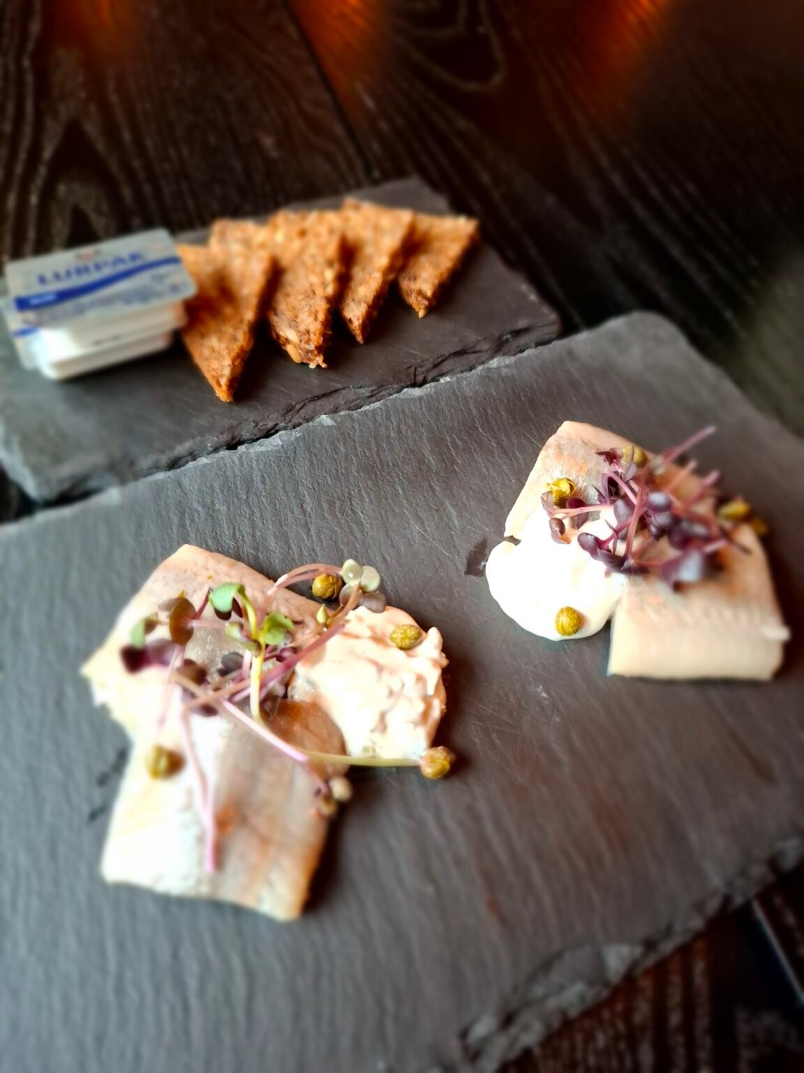 Sild m/hjemmelavet kaperscreme. Nybagt rugbrød
